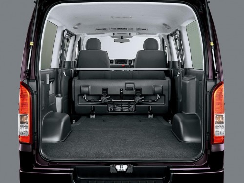 Характеристики минивэна Toyota Hiace 2.0 DX Long (5 door 3 seat) (04.2022 - н.в.): фото, места, вместимость, скорость, двигатель, топливо, отзывы