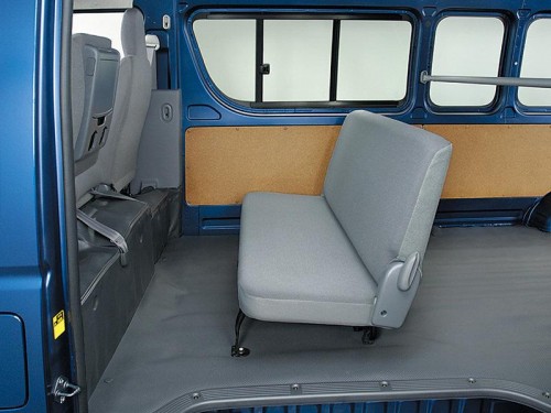 Характеристики минивэна Toyota Hiace 2.0 DX long (4 door 6 seat) (11.2005 - 07.2007): фото, места, вместимость, скорость, двигатель, топливо, отзывы