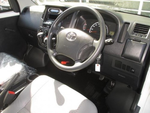 Характеристики бортового грузовика Toyota Lite Ace Truck 1.5 DX single just low 3-way (01.2010 - 06.2010): фото, грузоподъемность, масса, скорость, двигатель, топливо, отзывы