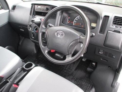 Характеристики бортового грузовика Toyota Town Ace Truck 1.5 DX single just low 3-way (02.2008 - 12.2009): фото, грузоподъемность, масса, скорость, двигатель, топливо, отзывы