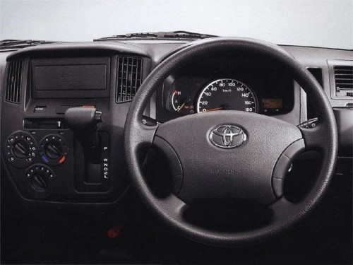 Характеристики бортового грузовика Toyota Town Ace Truck 1.5 DX single just low 3-way (06.2012 - 05.2014): фото, грузоподъемность, масса, скорость, двигатель, топливо, отзывы
