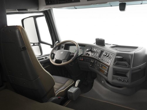 Характеристики седельного тягача Volvo FH 12.8 I-SHIFT 6x2 Tractor FH13 62T B3HH1 Air 3000 (08.2008 - 08.2012): фото, размеры, грузоподъемность, масса, скорость, двигатель, топливо, отзывы