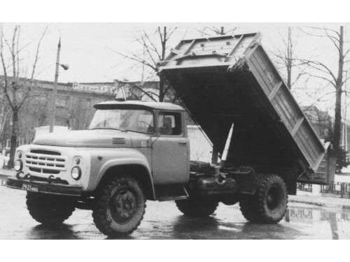 Характеристики бортового грузовика ЗИЛ ММЗ-550 5.6 MT 555К Строительный самосвал (01.1986 - 12.1994): фото, грузоподъемность, масса, скорость, двигатель, топливо, отзывы
